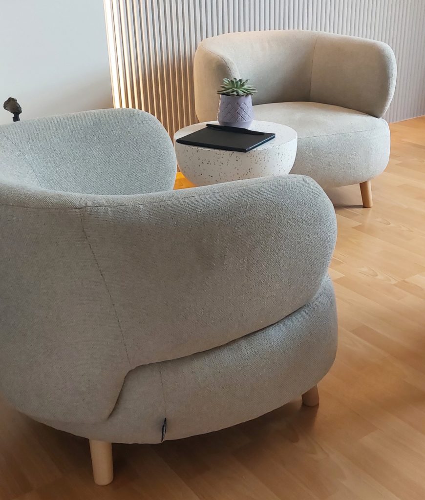 Deux fauteuils dans mon cabinet